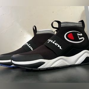 tried on once never wore them. got the wrong size comes with the box.